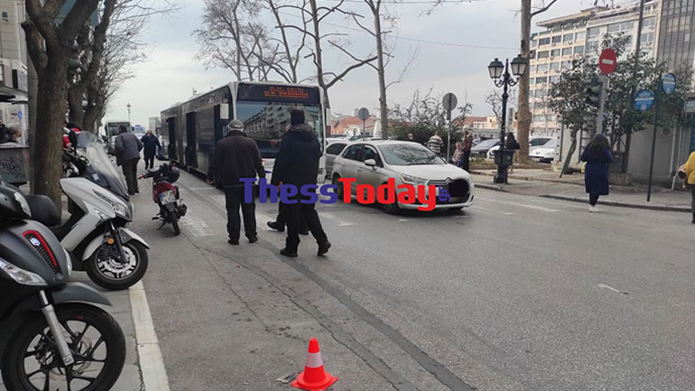 Τροχαίο με λεωφορείο του ΟΑΣΘ στη Θεσσαλονίκη – Μία τραυματίας