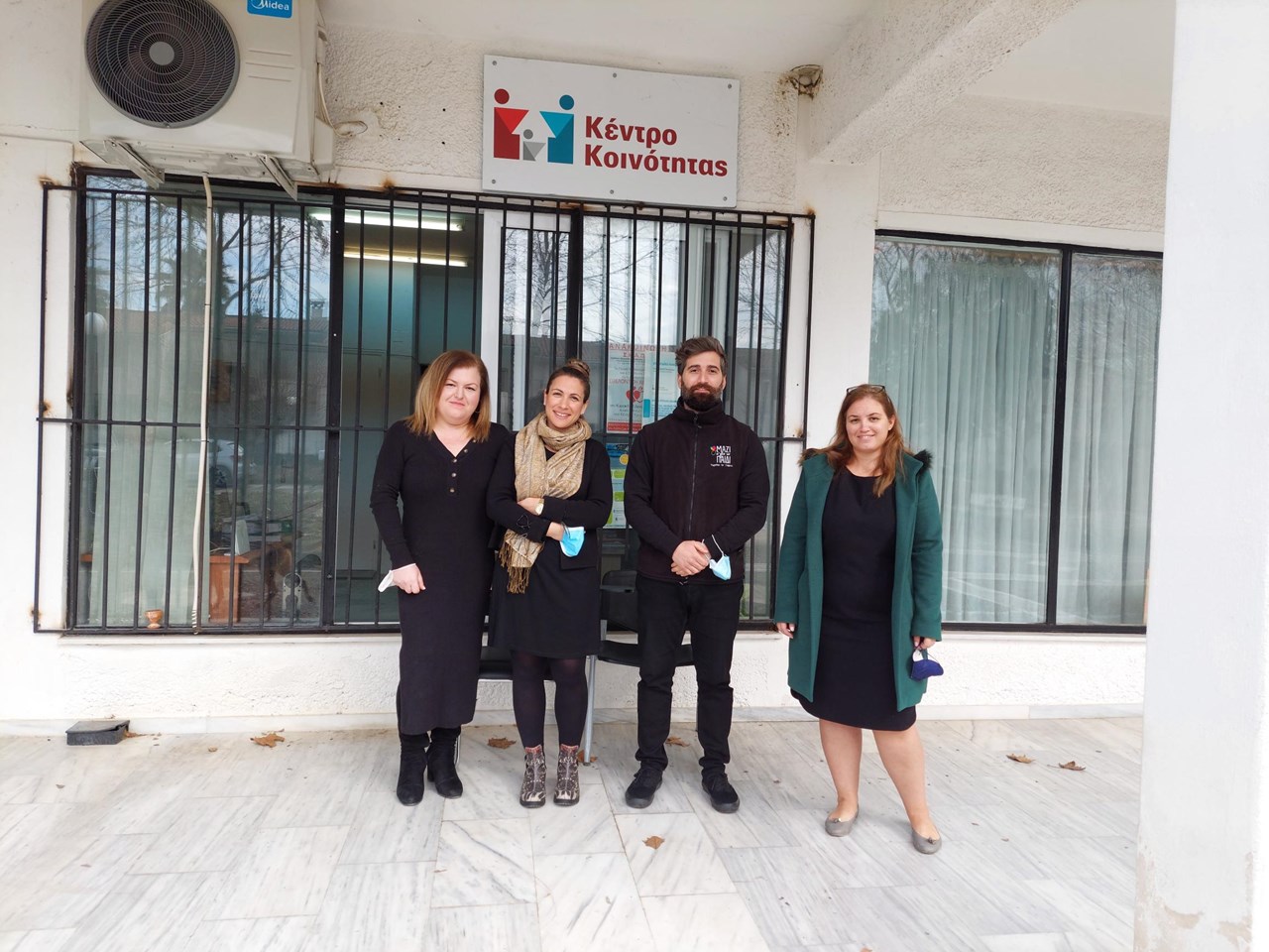 O κοινωνικός λειτουργός της Ένωσης "Μαζί για το Παιδί" Ιωάννης Ματαλιωτάκης με την κοινωνική λειτουργό του δήμου Αγ. Άννας – Λίμνης – Μαντουδίου.