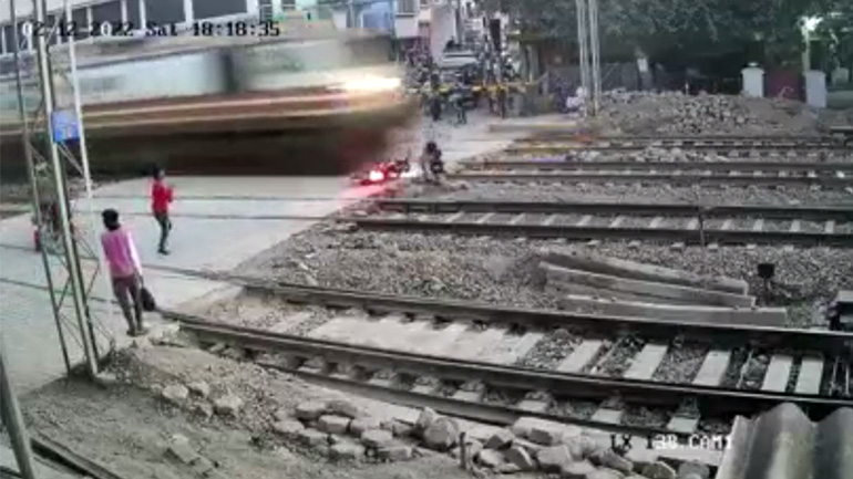 Μοτοσικλετιστής γλιτώνει τελευταία στιγμή από τρένο