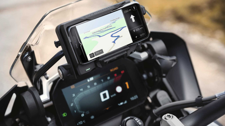 Η νέα βάση της BMW δίνει τη δυνατότητα χειρισμού μέσω της ροδέλας Multi Controller στο τιμόνι..