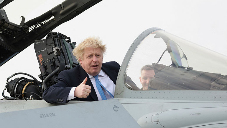 O πρωθυπουργός της Βρετανίας κατηγορεί τη Μόσχα για «προβοκάτσια» ως δικαιολογία επέμβασης στην Ουκρανία