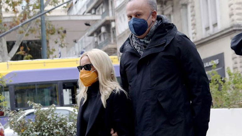 Μαρία Μπεκατώρου – Αντώνης Αλεβιζόπουλος: Βόλτα στο Κολωνάκι με το σκυλάκι τους