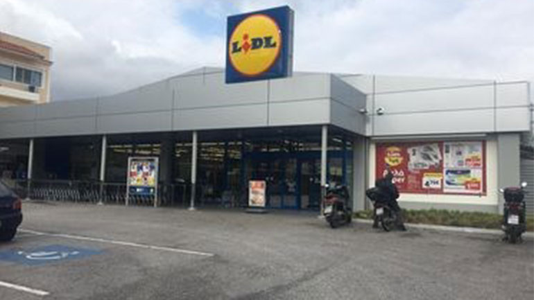 Η Lidl Hellas απέσυρε μήνυση εναντίον ηλικιωμένης μετά την κοινωνική κατακραυγή – Η γιαγιά έκρυψε στην τσάντα της ένα κομμάτι κρέας και ένα κομμάτι τυρί