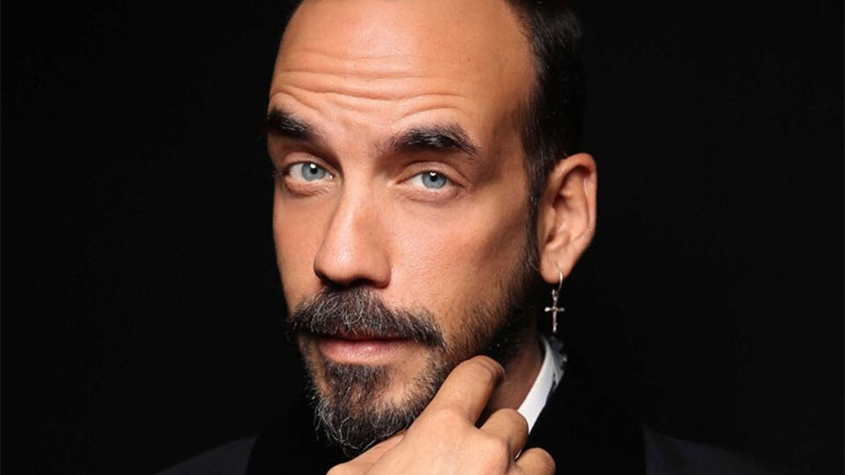 Ο Πάνος Μουζουράκης «Έπαθε Αγάπη» την ημέρα του Αγίου Βαλεντίνου!