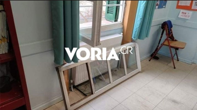 Θεσσαλονίκη: «Ξηλώθηκε» παράθυρο και έπεσε δίπλα σε μαθητές δημοτικού στην τάξη