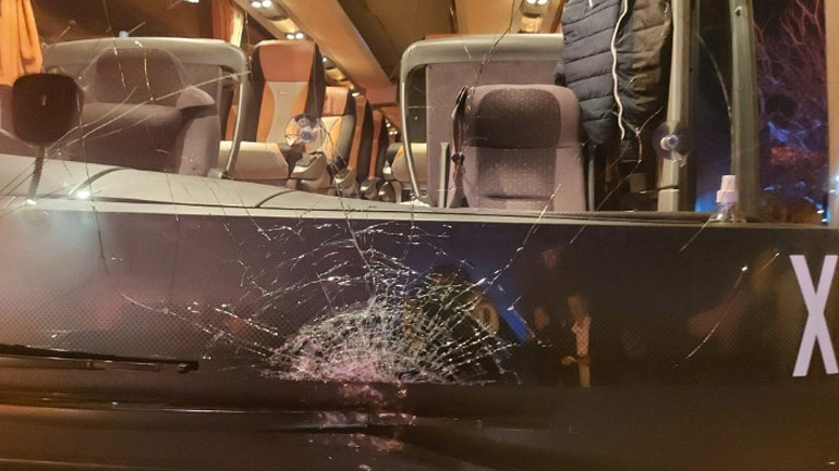 Επίθεση οπαδών του ΑΠΟΕΛ στο πούλμαν της Ανόρθωσης