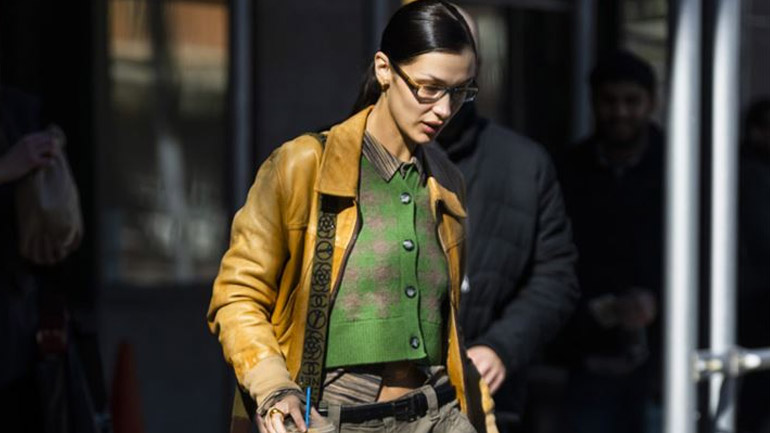 Bella Hadid: Με 90’s statement look στους δρόμους της Νέας Υόρκης