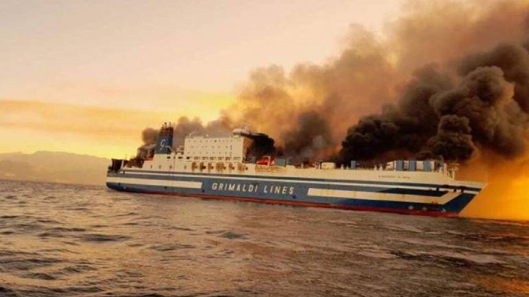 Πληροφορίες για επιχείρηση απεγκλωβισμού οδηγών από το γκαράζ του φλεγόμενου πλοίου