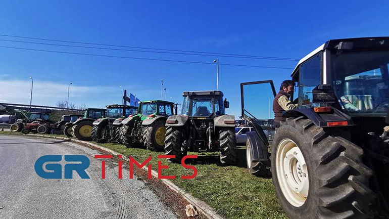 «Μπλόκο» της ΕΛ.ΑΣ. στα τρακτέρ προς το ΥΜΑΘ – Αγρότες έκλεισαν την Εθνική Οδό Θεσσαλονίκης-Μουδανιών