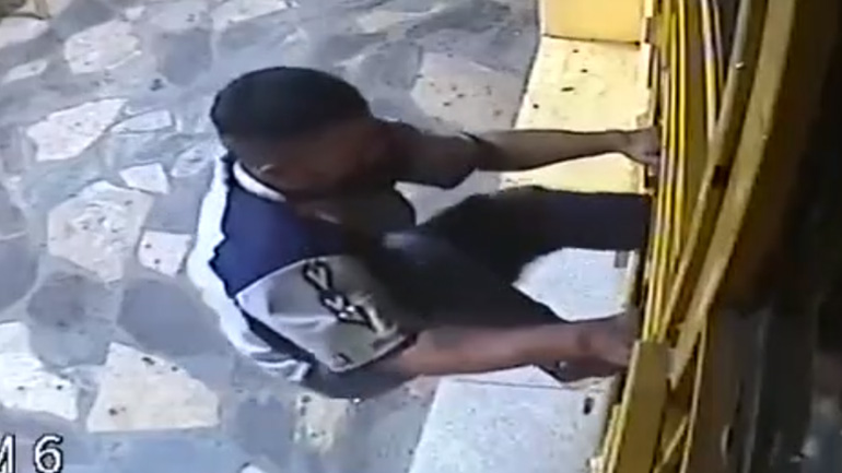 Οικοδεσπότης καλωσορίζει έναν διαρρήκτη