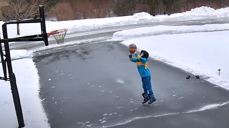 Όταν παίζεις μπάσκετ και έχει πολύ κρύο