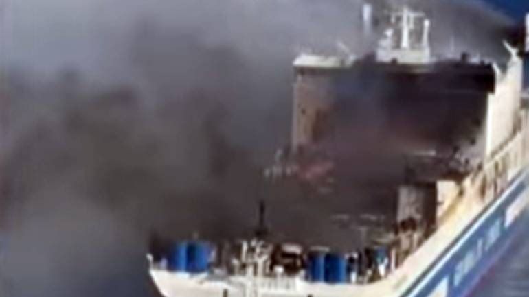 Εικόνες με το φλεγόμενο πλοίο «Euroferry Olympia» από ελικόπτερο