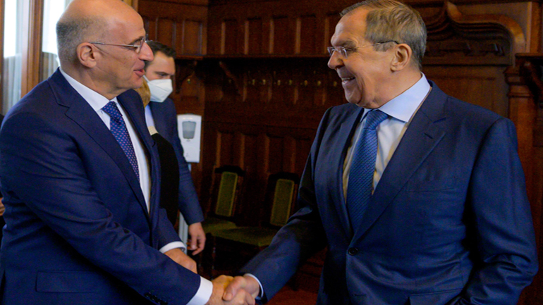 Σε εξέλιξη η συνάντηση των ΥΠΕΞ Δένδια – Λαβρόφ στη Μόσχα – Για σημαντικά διμερή ατζέντα μίλησαν οι δύο άνδρες