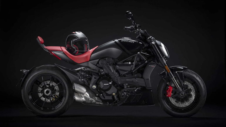 Το κράνος είναι ειδικά σχεδιασμένο με το συγκεκριμένο μοντέλο.