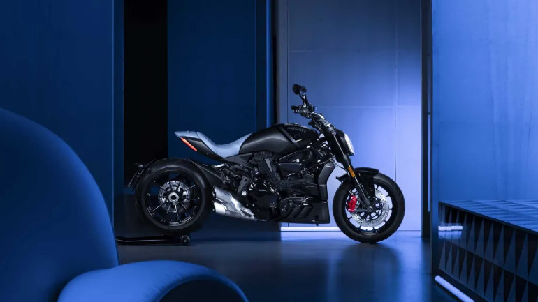 Σε πέντε χρωματισμούς θα είναι διαθέσιμη η σέλα της Poltrona Frau.