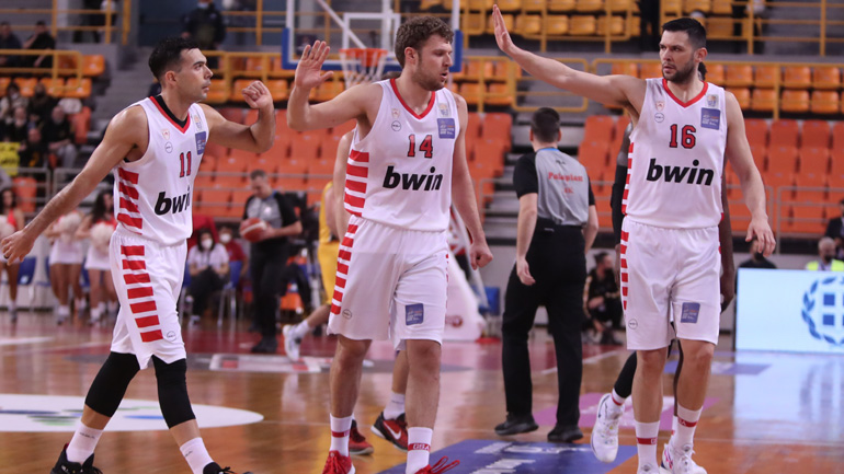 Στον τελικό του Κυπέλλου ο Ολυμπιακός, 76-70 την ΑΕΚ