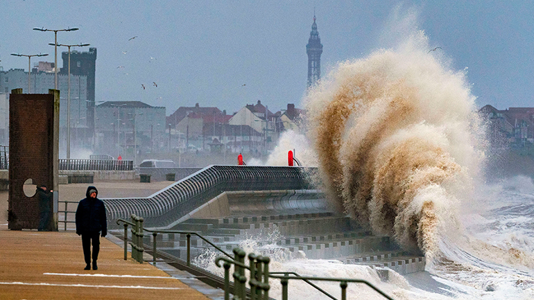 Καταιγίδα Γιούνις: Άνεμοι με ταχύτητα 196 χλμ. στη Βρετανία – Καταστράφηκε η οροφή του Ο2 Arena