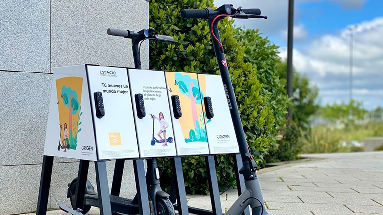 Σταθμοί φόρτισης και στάθμευσης ηλεκτρικών πατινιών και ποδηλάτων από την Charge Me