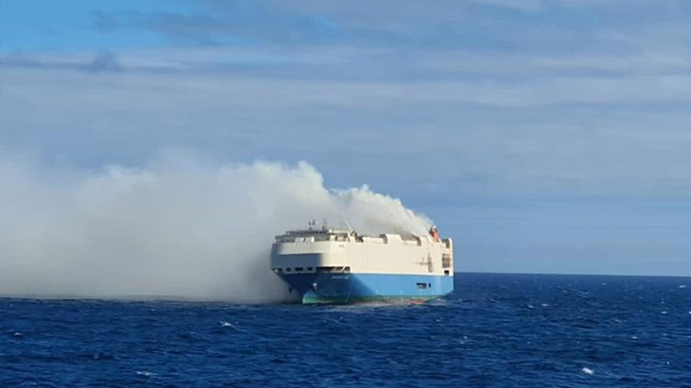 Νήσοι Αζόρες: Υπό έλεγχο η φωτιά σε φορτηγό πλοίο που μεταφέρει οχήματα