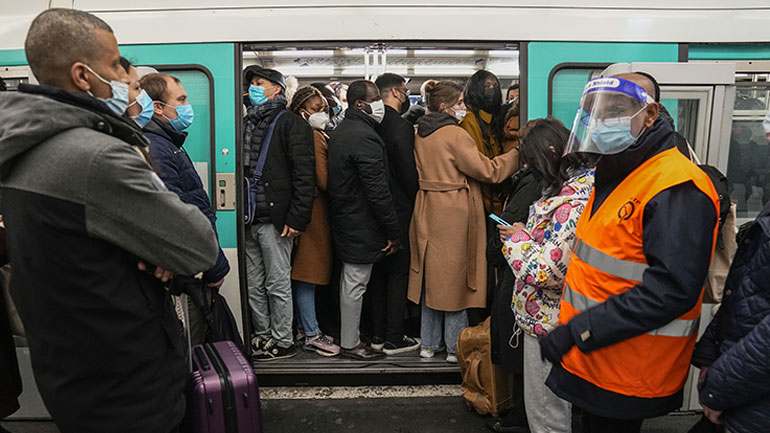 Γαλλία: Μεγάλη απεργία έχει παραλύσει το μετρό στο Παρίσι