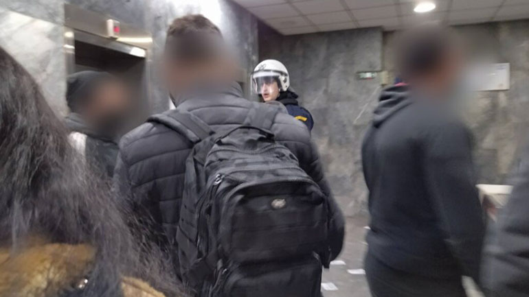 Σύλληψη 12 μελών του «Ρουβίκωνα» – Πέταξαν τρικάκια στο υπουργείο Εργασίας