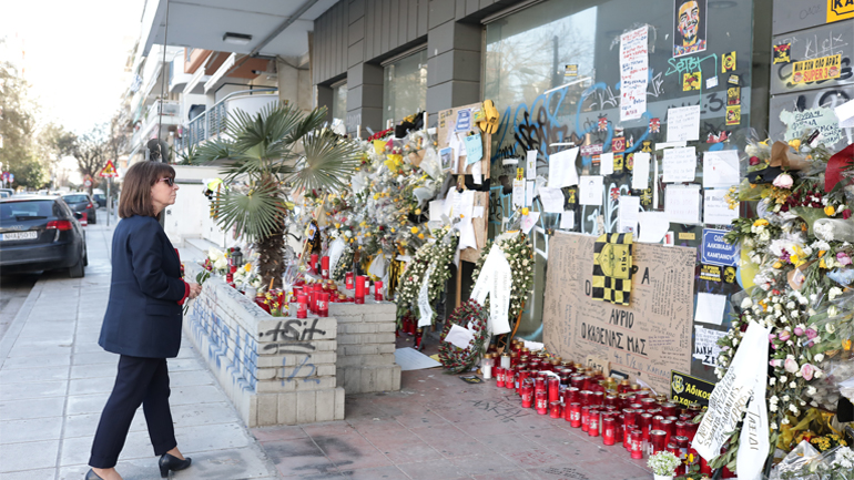 K. Σακελλαροπούλου: Άφησε ένα λουλούδι στη μνήμη του Άλκη