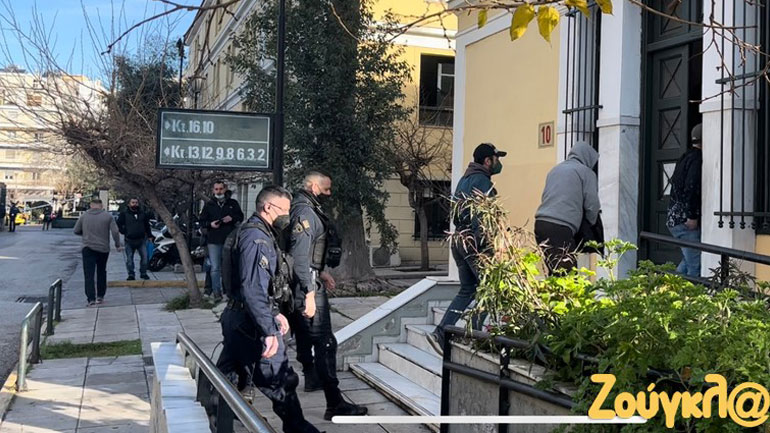 Δολοφονία στο Μενίδι: Στον ανακριτή ο αστυνομικός και ο συνταξιούχος για τον θάνατο του 44χρονου Ρομά