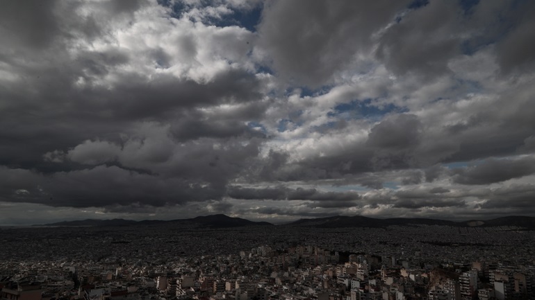 Νεφώσεις και σποραδικές βροχές την Κυριακή – Θερμοκρασία σε σχετικά υψηλά για την εποχή επίπεδα
