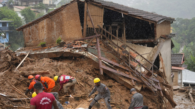 Βραζιλία: Στους 136 οι νεκροί από τις πλημμύρες και τις κατολισθήσεις στην Πετρόπολις