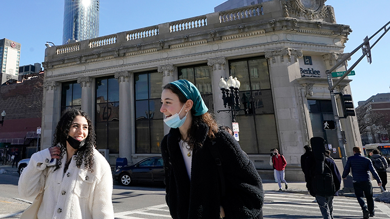 Η μια μετά την άλλη οι χώρες αίρουν τα περιοριστικά μέτρα κατά του κορωνοϊού