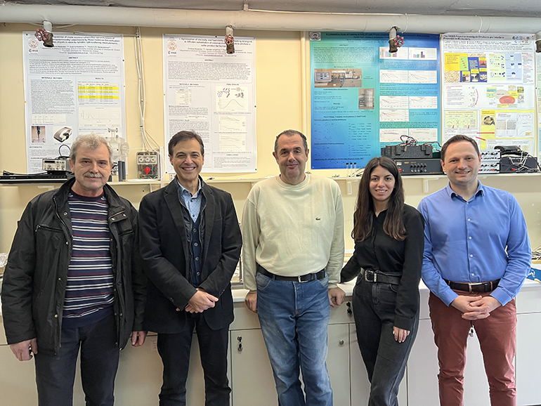 Η Ομάδα Πολυφασικής Δυναμικής του Τμήματος Χημείας ΑΠΘ στο πείραμα SMD-PASTA. Από τα αριστερά: τεχνικός Τριαντάφυλλος Τσιλιπήρας, καθηγητής Θοδωρής Καραπάντσιος, καθηγητής Μαργαρίτης Κώστογλου, υποψήφια διδάκτωρ Αγγελική Χονδρού, μεταδιδακτορικός ερευνητής Δρ. Σωτήρης Ευγενίδης.