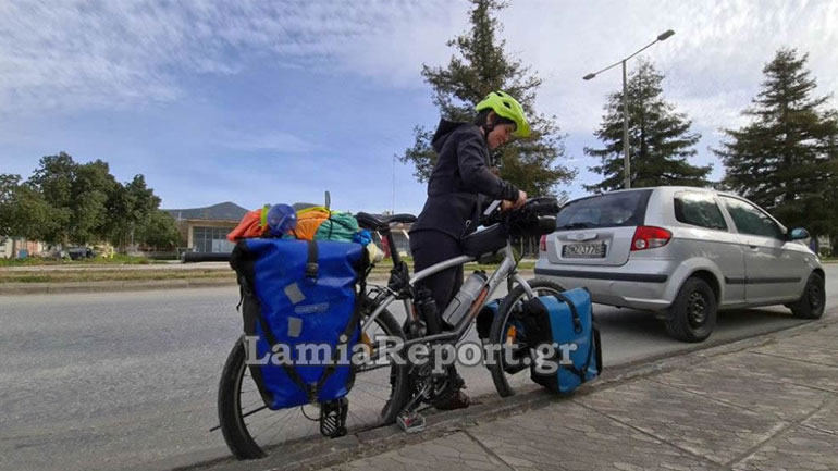 Στη Λαμία η Ισπανίδα που διασχίζει τη Νότια Ευρώπη με ποδήλατο