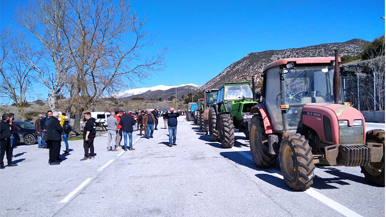 Κλιμακώνουν τις κινητοποιήσεις τους αγρότες και κτηνοτρόφοι στη Θεσσαλία – Συμβολικοί αποκλεισμοί δρόμων