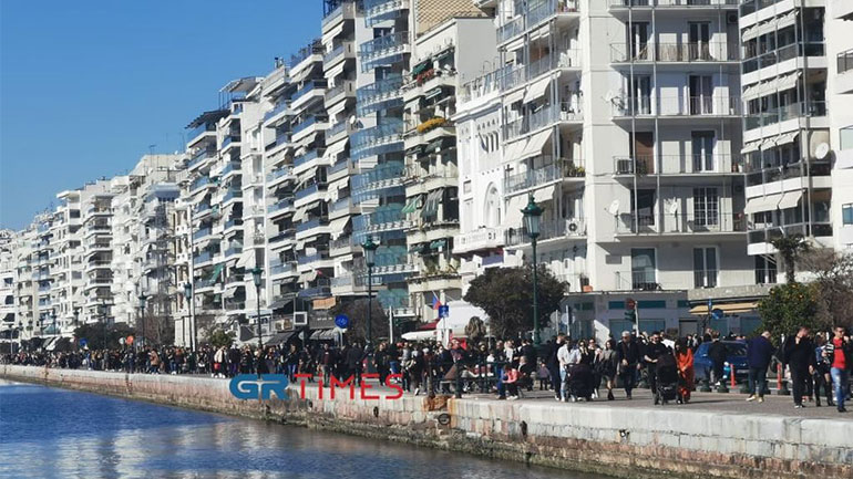 «Βούλιαξε» από κόσμο η παραλία της Θεσσαλονίκης