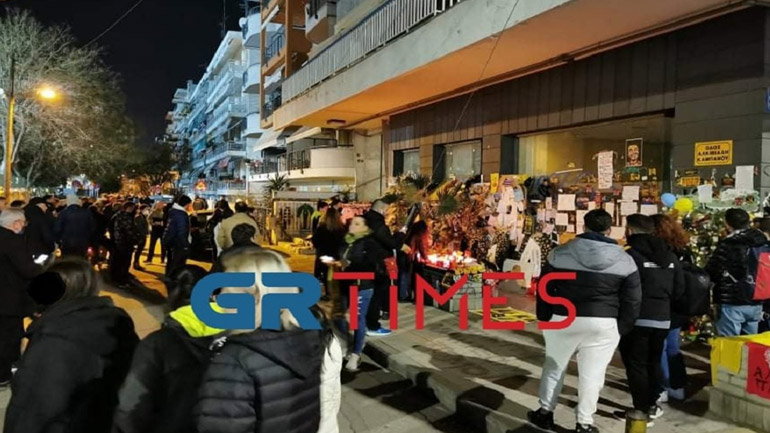 Θεσσαλονίκη: Πλήθος κόσμου και μετά το τέλος του ντέρμπι Άρης – ΠΑΟΚ στο σημείο δολοφονίας του Άλκη