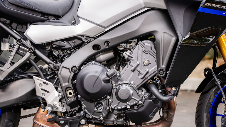 Ο σύγχρονος κινητήρας του Yamaha Tracer 9 χρειάζεται μόλις μερικά δευτερόλεπτα για να είναι έτοιμος να ξεκινήσει.