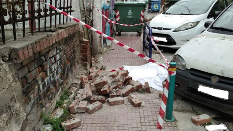 Τραγωδία στη Λάρισα: 22χρονος σκοτώθηκε όταν καταπλακώθηκε από τοίχο στο κέντρο της πόλης Τραγωδία στη Λάρισα: 22χρονος σκοτώθηκε όταν καταπλακώθηκε από τοίχο στο κέντρο της πόλης