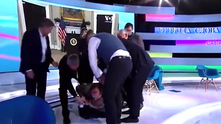 Daily Mail: Σε ρινγκ μετέτρεψαν δημοσιογράφος και πολιτικός το στούντιο ζωντανής εκπομπής στην Ουκρανία