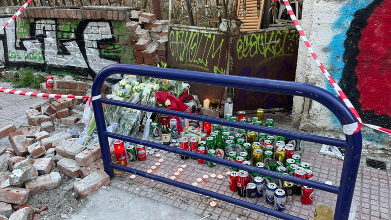 Λάρισα: Κάτοικοι στο σημείο όπου άφησε την τελευταία του πνοή ο 22χρονος