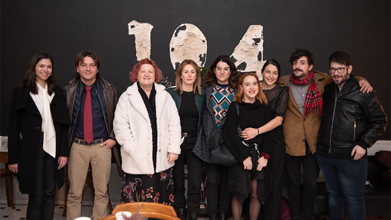 «Τα κορίτσια δεν πρέπει να παίζουν ποδόσφαιρο»: Εικόνες από την επίσημη πρεμιέρα της παράστασης του Θοδωρή Βουρνά