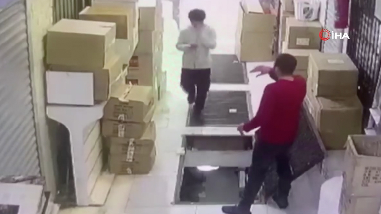 Άνδρας πέφτει μέσα σε καταπακτή αποθήκης