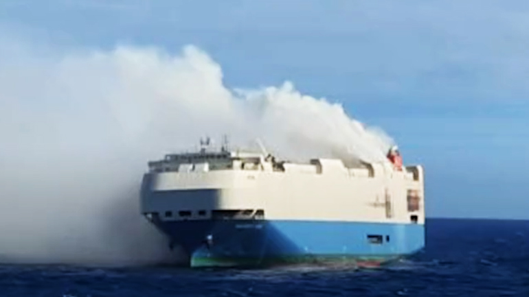 Ακόμα καίγεται το πλοίο με τα 4.000 οχήματα της VW. Η φωτιά δε σβήνει λόγω των μπαταριών