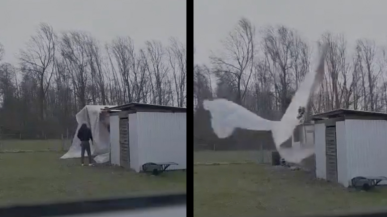 Άνδρας θέλει να ενισχύσει την οροφή ενός υπόστεγου κατά τη διάρκεια μιας καταιγίδας