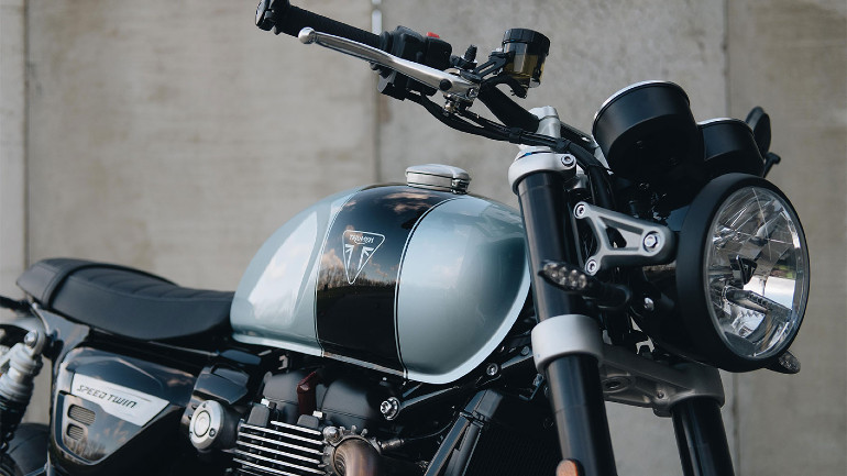 Ο διπλός χρωματισμός στο ρεζερβουάρ είναι εμπνευσμένος από το Thunderbird του 1951.