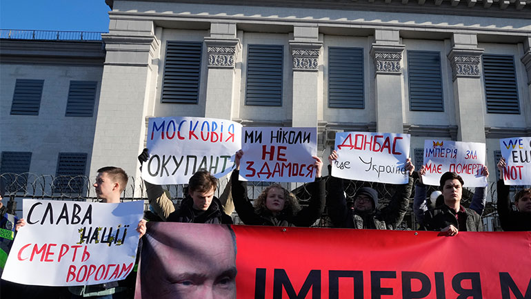 Η Ρωσία προχωρά σε εκκένωση της πρεσβείας της στο Κίεβο