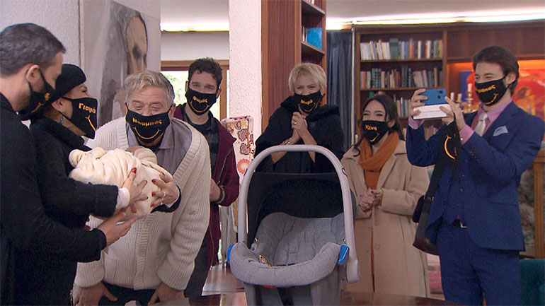 Η τούρτα της μαμάς»: Η Ευανθία και ο Τάσος αποκτούν εγγονάκι και το σπίτι πλημμυρίζει από χαρά!