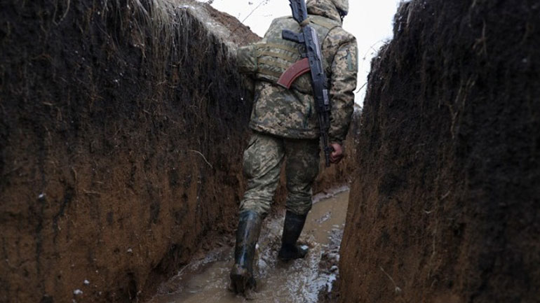 Ουκρανία: Δύο στρατιώτες σκοτώθηκαν και 12 τραυματίστηκαν από βομβαρδισμούς των αυτονομιστών