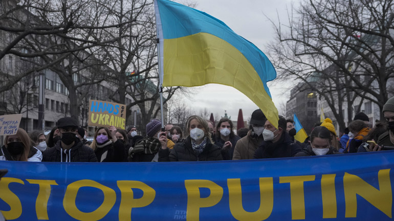 Συγκέντρωση διαμαρτυρίας μπροστά από τη ρωσική πρεσβεία στο Βερολίνο