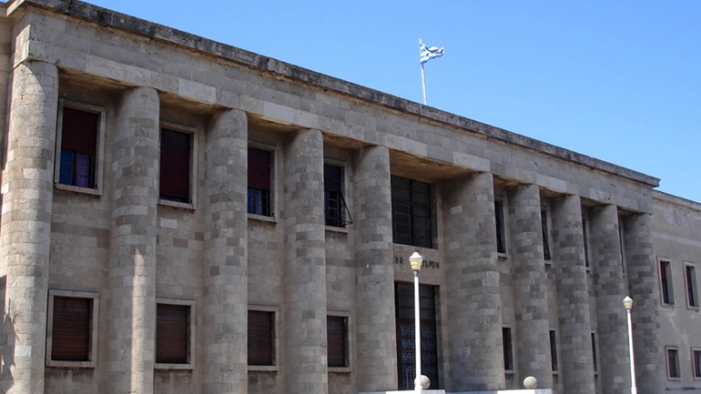 Σε 18 κινητά τηλέφωνα ψάχνουν οι Αρχές απαντήσεις για το «ροζ» βίντεο στην Κάρπαθο