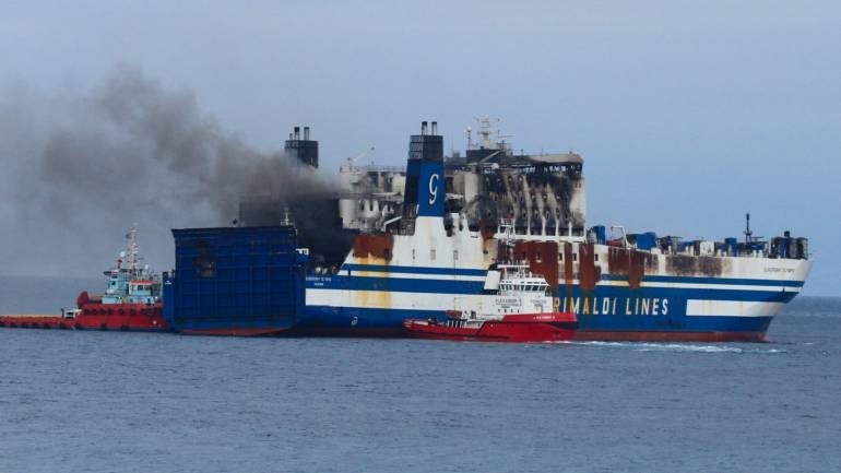 Έξω από το λιμάνι του Αστακού το πλοίο «Euroferry Olympia»